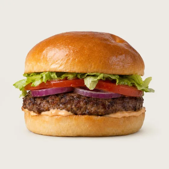 Johns Hamburger mit Rind-Patty, Salat, Tomate und Zwiebeln