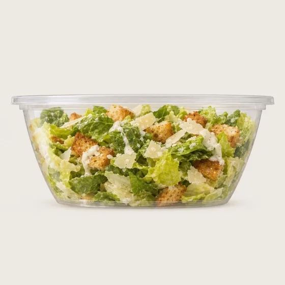 Johns Caesar Salat mit Romanasalat, Parmesan und Croutons