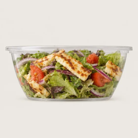 Johns Halloumi Salat mit gegrilltem Halloumi, Tomate und roten Zwiebeln